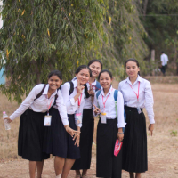 Jeunes filles en chemin vers l'école