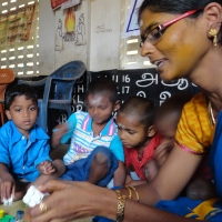 bénévole et enfants