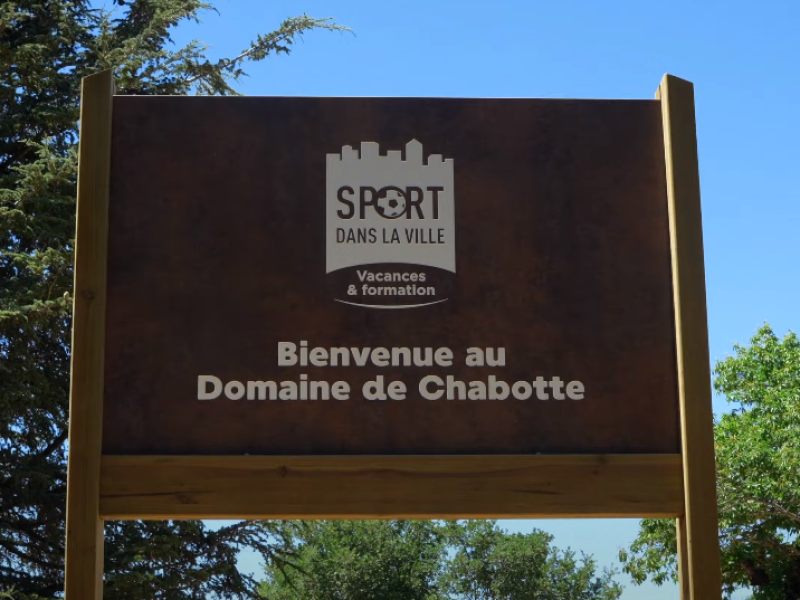Pancarte d'entrée du domaine